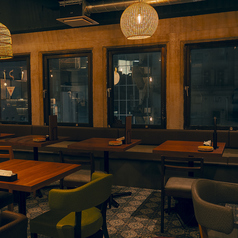 居心地の良さが際立つ、2～10名様用テーブル席。木の温もりを感じるテーブルと椅子が並び、大きな窓からは、緑豊かな風景を眺めることができます。開放感をぜひ、ご体験いただきたいです。結婚式の2次会や各種イベント等、大人数の宴会も当店にお任せください！お気軽にお問い合わせください。ご予約、お待ちしております。