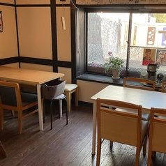 奥のテーブル席はつなげて貸切できます！（10名様ほど）