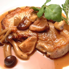 ホエイ豚のステーキ、茸風味の和風デミグラスソース