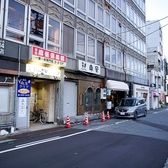 交番向かいの雑居ビル２階に当店がございます。