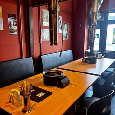 【フロア貸切／25~45名様】団体でのご利用は貸切がおすすめ！歓送迎会や各種ご宴会に！天井が高く開放的な雰囲気が魅力の2階フロアを貸切ってご利用いただけます。最大45名様まで対応可能なこの広々としたスペースは、他のお客様を気にすることなくお過ごしいただけます。当店は複数駅から徒歩5分圏内とアクセス抜群！