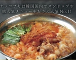 韓国釜山で有名なタコ、エビ、牛ホルモンが入った辛い鍋！ランチタイム限定！