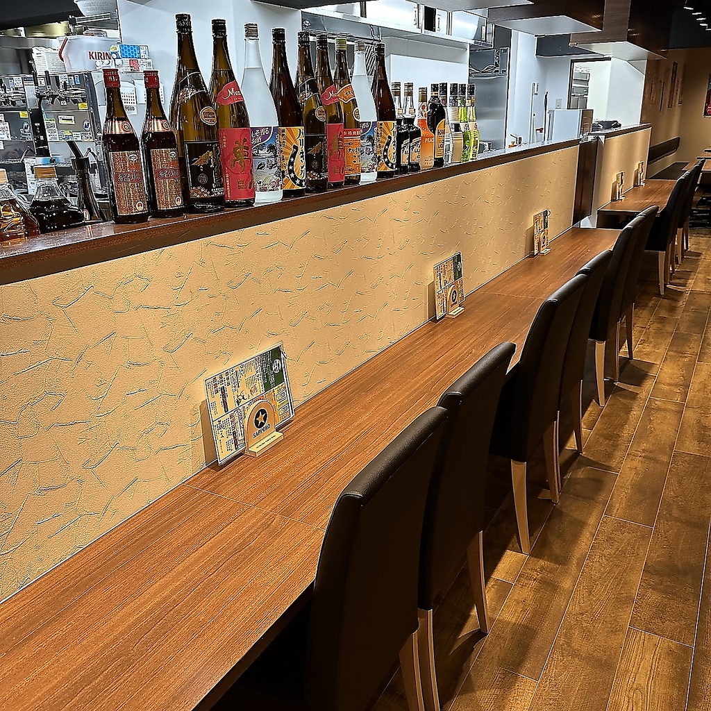 人気の高いカウンター席はお一人様でのサク飲みにも、二人の距離が縮まる居酒屋デートにもおすすめ☆