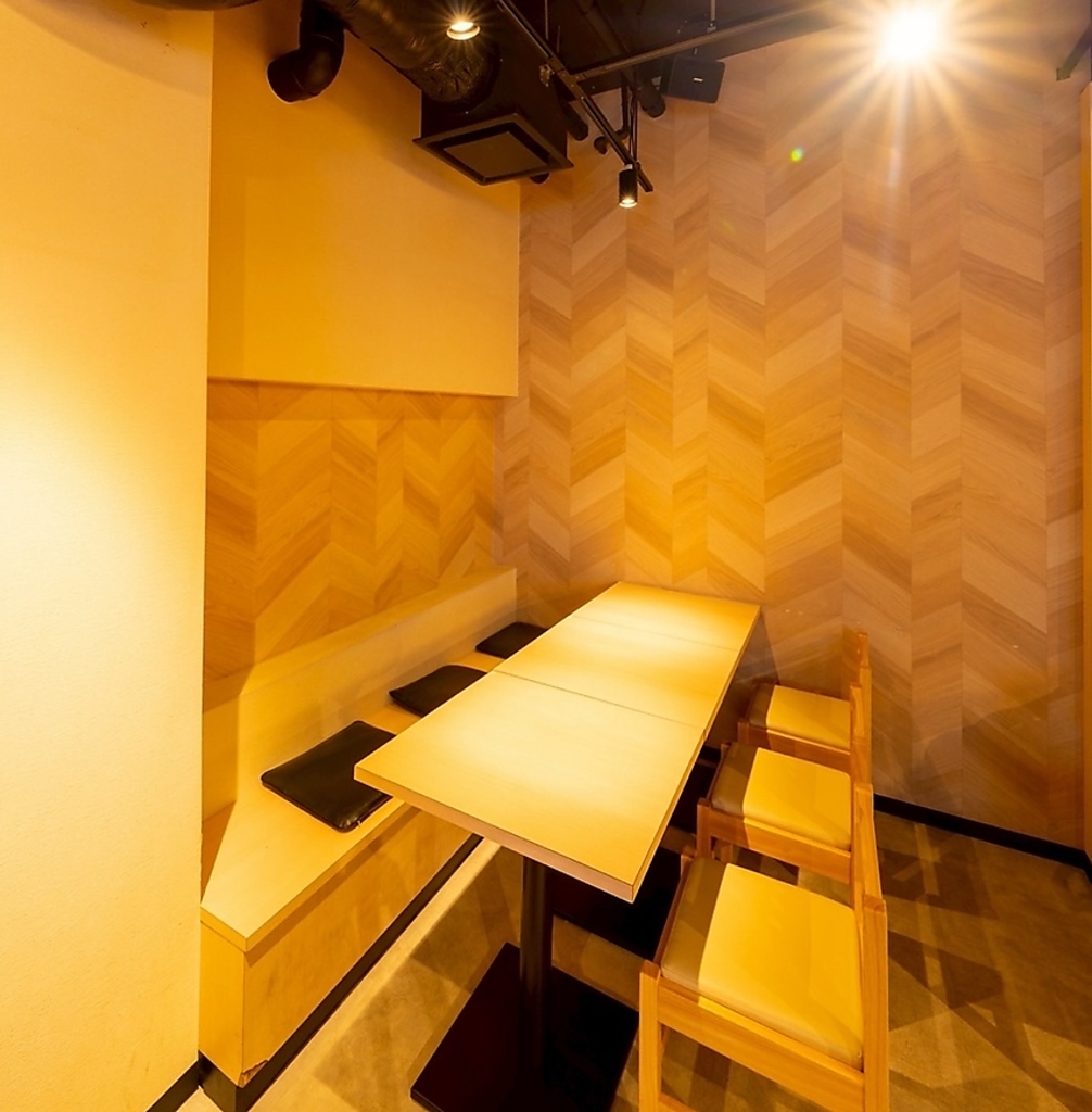 清潔で落ち着いた店内。最寄り駅から徒歩圏内ですので、仕事帰りに同僚とのチョイ飲みも最適です。 