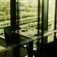 窓際のお席からは、眼下に車両基地が広がります。