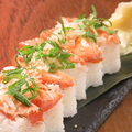 料理メニュー写真&nbsp;サーモンとたくあんの押し寿司