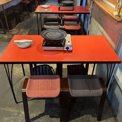 4名様席が7卓、6名様席が1卓、2名様席が2卓ございます。