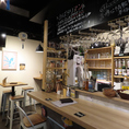 調理している様子やスタッフとの会話も楽しめるカウンター席は特等席！その日のオススメ料理や合うお酒なども聞けますよ♪友人や同僚とのサシ飲みやデート使いにもピッタリです◎