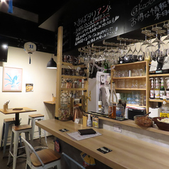 調理している様子やスタッフとの会話も楽しめるカウンター席は特等席！その日のオススメ料理や合うお酒なども聞けますよ♪友人や同僚とのサシ飲みやデート使いにもピッタリです◎