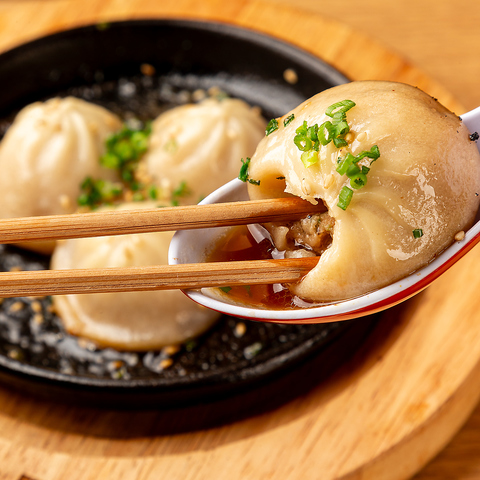 烏丸駅徒歩5分♪焼き小籠包・鉄板料理と様々なジャンルのアテが楽しめる鉄板居酒屋！