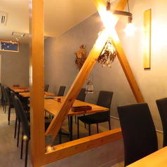 大きな窓から明るい光が差し込む、開放感たっぷりのテーブル席です♪昼下がりのお喋りやカジュアルなランチデートにぴったり◎