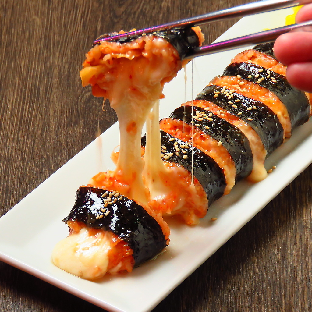 のびーるキムチチーズキンパ！当店の1番人気メニューです。温かいうちにお召し上がりください！