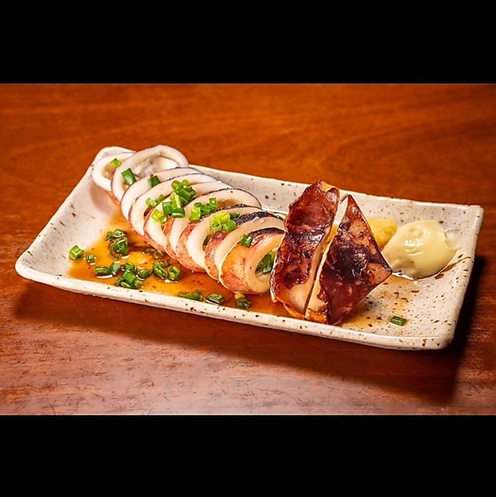 その大きさに驚くこと間違いなし、旨みたっぷりのイカの姿焼き！当店自慢の、おすすめメニューです！