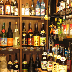 【珍しい焼酎、ウイスキー、日本酒を店主の目利きで仕入れています】飲み放題の他にも、一品一品の料理も愉しめます◎自慢の棚には、珍しいお酒を多数ご用意！すべて飲み放題です♪大宮で宴会、女子会にも対応可能◎大宮で飲み放題だったら、当店をご利用下さい。全席テーブル席なので、人数に応じて対応可能です！