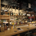 お1人様も歓迎！カウンター席の目の前には、お店で扱っているお酒の瓶がズラリ♪ラベルを見ながら、次に注文したいお酒を選ぶのも◎