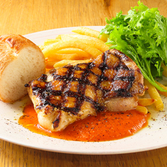 グリル料理を中心とした、ワインに合うビストロ料理の写真
