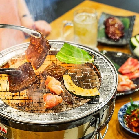 厳選した肉と海鮮を堪能できるカジュアルな焼肉店。お仕事帰りや記念日にも。