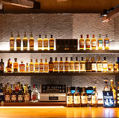 《カウンター》バーテンダー、DJとの会話が愉しいカウンター席。