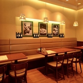 壁面のアートフレームや棚に並ぶワインボトルが、落ち着いた店内に彩りを添えます。昼の和やかな雰囲気から一変、ディナータイムは暖かな灯りに包まれる大人なイタリアンバルへと表情を変えます◎本格パスタや自家製サングリアを片手に、女子会やデートに最適な優雅なひとときを心ゆくまでお楽しみください♪