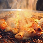 秘伝のたれと相性抜群　名物ホルモン焼き　３８０円～