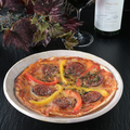 料理メニュー写真 サラミと彩の野菜のピッツァ