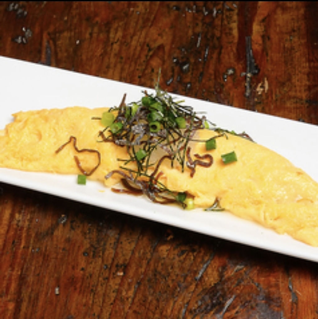 格的なお出汁の味わいがきいた出汁巻き！口の中で消えるようなふわふわ食感が魅力的な自慢の逸品です