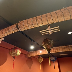 完全個室はパーテーションで区切ることで、4名様・4名様・6名様に分けた半個室としてのご利用も可能です。