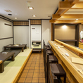 職人が目の前で料理を仕上げるオープンカウンター席は、臨場感あふれる特別な体験を提供します。焼きたての香ばしい料理や新鮮なお寿司を楽しみながら、食材の魅力を直接感じる贅沢なひとときをお過ごしください。