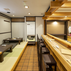 職人が目の前で料理を仕上げるオープンカウンター席は、臨場感あふれる特別な体験を提供します。焼きたての香ばしい料理や新鮮なお寿司を楽しみながら、食材の魅力を直接感じる贅沢なひとときをお過ごしください。