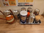 無料サービスが凄い！！卓上調味料が豊富！定番の調味料の他に生姜、玉ねぎ、オリジナルの旨辛まで♪