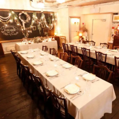 最大130名様まで収容可能な立食貸切も承ります!広々とした空間を活かし、周囲を気にせず交流を楽しめます。ウェディング二次会や大人数のパーティーに最適です。