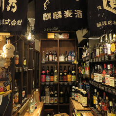 【珍しい焼酎、ウイスキー、日本酒を店主の目利きで仕入れています】大宮で飲み放題だったら、当店をご利用下さい。全席テーブル席なので、人数に応じて対応可能です！飲み放題の他にも、一品一品の料理も愉しめます◎自慢の棚には、珍しいお酒を多数ご用意！すべて飲み放題です♪大宮で宴会、女子会にも対応可能