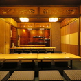 広々としたお座敷席は、最大４０名様まで貸切可能です。会社の大人数でのご宴会や、同窓会、各種パーティーに最適です。落ち着いた和の空間で、周りを気にせずゆったりとお過ごしいただけます。