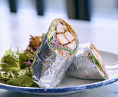 ランチタイムも真心込めて営業しております。ランチでは「日替わりメキシカンランチ」をはじめ、片手で食べられる「ブリトー」やメキシコの国民食「タコス」など、ボリューム満点の内容でご提供。日替わりメニューは毎日食べても飽きの来ない逸品です。