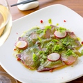 料理メニュー写真 本日鮮魚のカルパッチョ　ハーブの香り