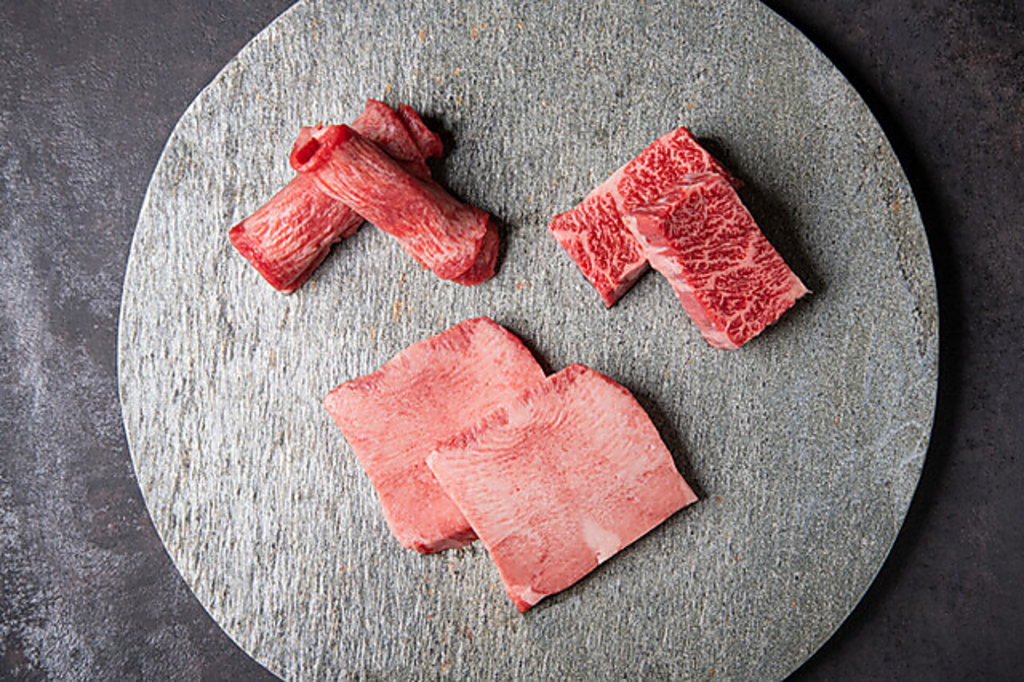 大人気の最高級A5ランク黒毛和牛を含んだ大満足の5,700円☆飲放題付きコースもご用意