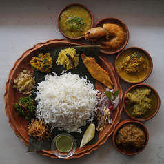 土日祝限定！野菜料理に定番の魚介肉料理まで大満足の【ベンガルアルティメットターリー】※ミニチャイ付きの写真