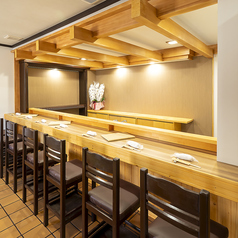 おひとり様でも気軽にお立ち寄りいただけるカウンター席をご用意。静かな空間で、自分だけの至福の時間を楽しむことができます。心ゆくまで料理を堪能しながら、リラックスしたひとときをお過ごしください。