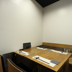 4名様用のテーブル席をご用意しており、小規模な会社宴会や歓送迎会に最適です。親しい仲間と共に、和やかな雰囲気の中で楽しい会話と美味しい料理を楽しんでいただけます。思い出に残る素敵な時間をお過ごしください☆