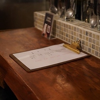 ピザとお酒を楽しめる、居心地の良いカジュアルな空間