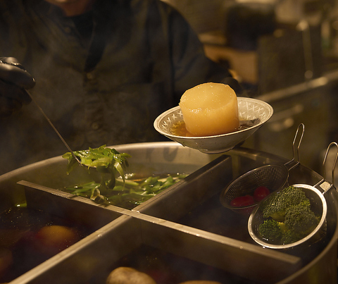お刺身、河豚、牡蠣、焼き魚、肉、煮野菜シンプルな味付けで素材をたのしむ。