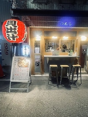 日本橋の活気を感じつつ、屋台のような気楽さで楽しめる開放的なお席です。少人数でのサク飲みや、二軒目として親しい仲間と賑やかに語り合うのにも最適です。季節の風を感じながら、職人こだわりの逸品を片手に美味しいお酒を嗜めば、日常の疲れも吹き飛ぶような楽しい夜をお過ごしいただけます◎