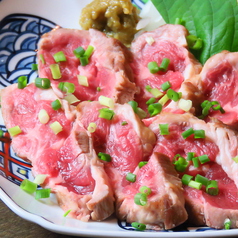 多彩なジンギスカン料理！生ラム肉のたたきの写真