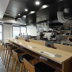 カウンター席を9卓ご用意しており、おひとり様やご夫婦でのご利用にぴったりです。落ち着いた雰囲気の中で、心地よい時間を過ごせる空間を提供しています。お好きな料理を楽しみながら、特別なひとときをお楽しみいただけます♪