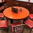 お仕事終わりの一杯や会社仲間との飲み会にも最適の好立地！ぜひお気軽にお立ち寄りください♪店内はゆったり寛げる座り心地の椅子に、広めのテーブルをご用意しております◎お仕事終わりにぴったりなお得なクーポンも！