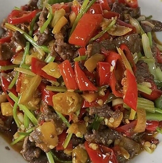 泡椒香る牛肉の酸辣炒め