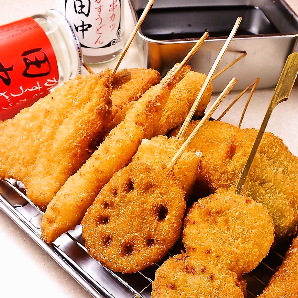 大阪名物の串カツを堪能！お通しのキャベツは食べ放題です！