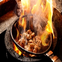 旨みたっぷり！豪快な炎で焼き上げる知覧どりのかご焼き