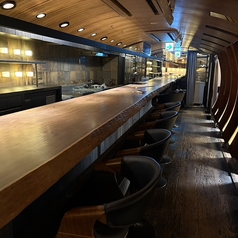 一枚板の木目カウンターが美しい、大人のための和モダン空間。