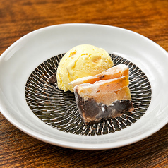 干し柿とチョコレートのカッサータ　アイス添え